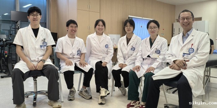 20250707刘沙鑫老师与新进规陪一年级学员交流后合影
