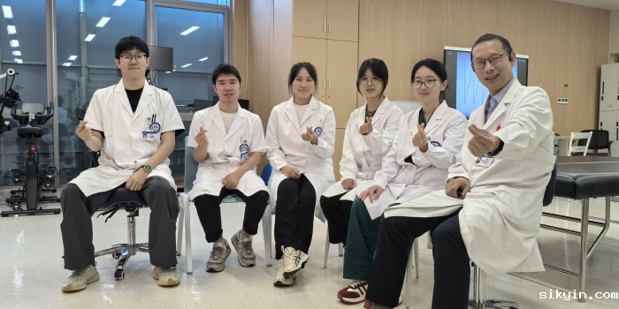 20250707刘沙鑫老师与新进规陪一年级学员交流后合影