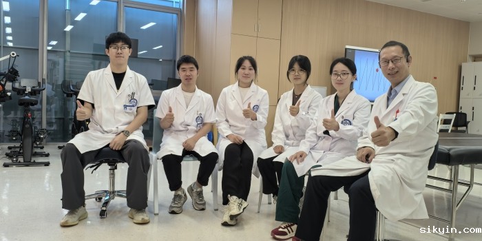 20250707刘沙鑫老师与新进规陪一年级学员交流后合影
