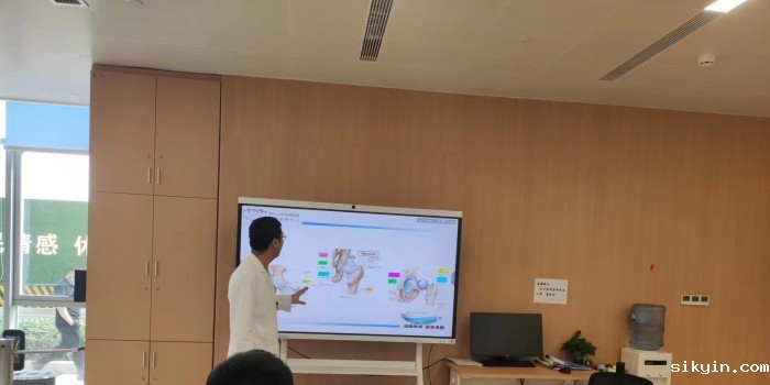 20250521张龙老师与进修生交流