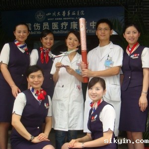 东航空姐访华西医院地震伤员康复中心
