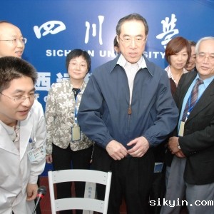 香港特别行政区政务司司长唐英年率团参观访问华西医院