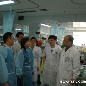 省卫生厅玉树地震伤员康复技术专家指导组成员来我院指导地震伤员康复治疗工作
