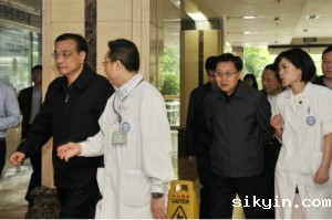 李克强总理来我院看望受灾伤员、慰问医护职工