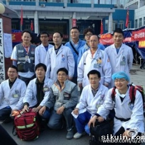 屈云教授带领的医疗队在灾区