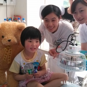 地震儿童床旁送爱心
