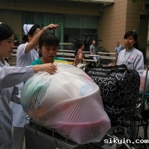 我院36名地震伤员转往温江院区地震综合病房继续康复治疗