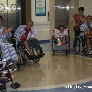 我院温江永宁院区组织“6.13我爱我家-地震病房联欢会”节目彩排