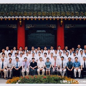 华西临床医学院1998级医技(康复治疗)毕业生合影