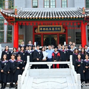 华西临床医学院康复医学院2018级毕业生合影
